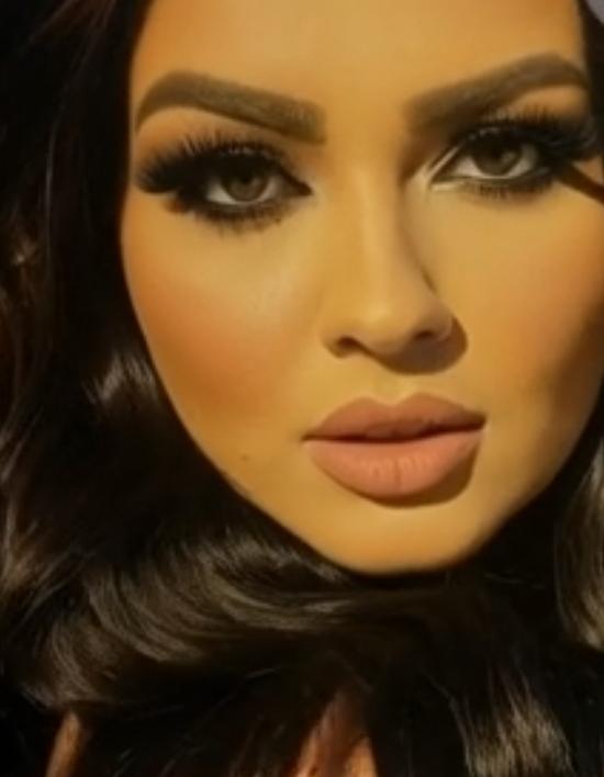 <a href="/Ma_BonitaA/">MARÍA BONITA 🇲🇽</a> Aquí viene usted, cerquita,
en mi corazón que se vuelve casa,
en mi silencio que se hace suyo,
en mi vida que, sin usted, no sabe a qué hora amanecer.

Y aunque no esté, está.
Aunque no diga nada, me habla.
Aunque no toque, me toca.
Porque hay presencias que no necesitan cuerpo,