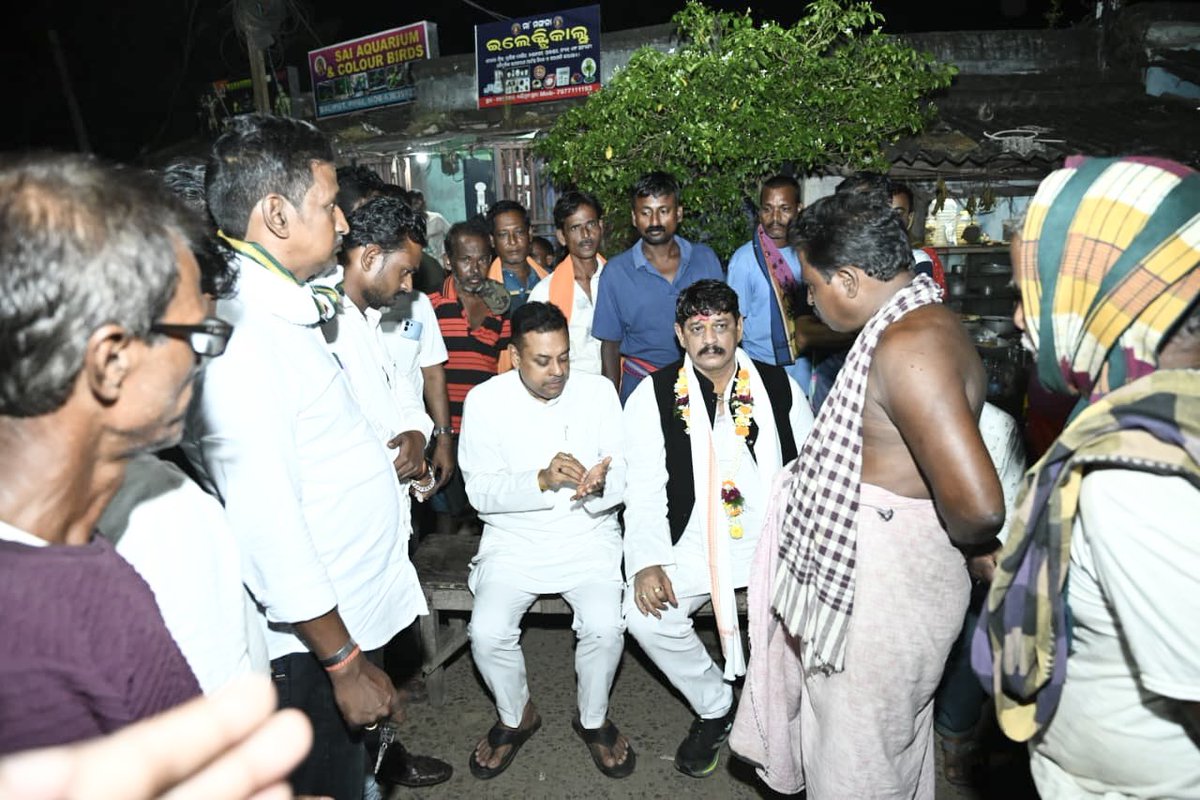 ପୁରୀ ଲୋକସଭା ଅନ୍ତର୍ଗତ ବାଲିଫୁଟ ଛକରେ ସ୍ଥାନୀୟ ଲୋକମାନଙ୍କ ସହିତ ସାକ୍ଷାତ କରି ସମସ୍ତଙ୍କ ସୁବିଧା ଅସୁବିଧା ବିଷୟରେ ପଚାରି ବୁଝିଲି l

पुरी लोकसभा क्षेत्र के बालीपुट चौक में स्थानीय लोगों से मिल कर सभी का कुशलक्षेम जाना तथा उनकी समस्याओं को भी सुना।