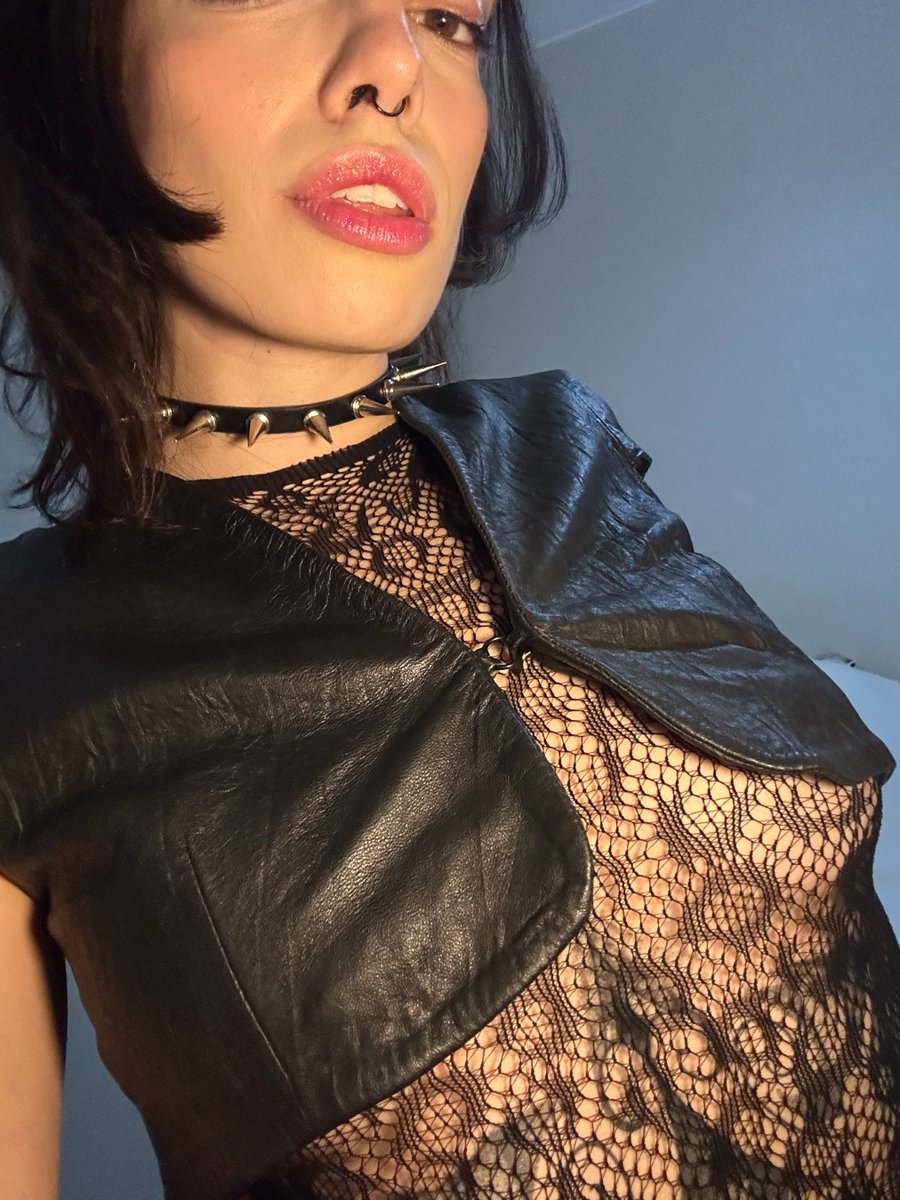 LzzMur's tweet photo. I'm eagerly anticipating my Halloween outfit, and it's got me incredibly aroused. DM me! 😈 https://t.co/4HbO3i4CRN