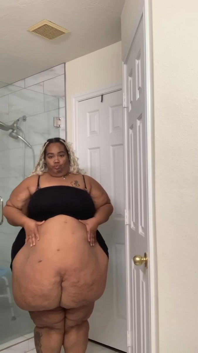 To see more of my lushes belly and exclusive pics and videos subscribe to my onlyfans onlyfans.com/mistress.dazzy