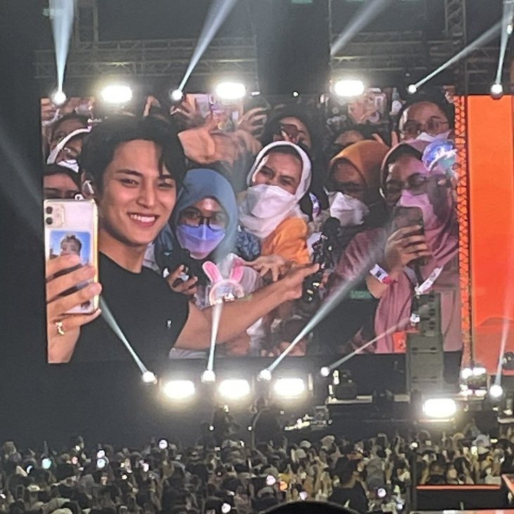 a thread of Mingyu being an absolute sweetheart to SEA carats