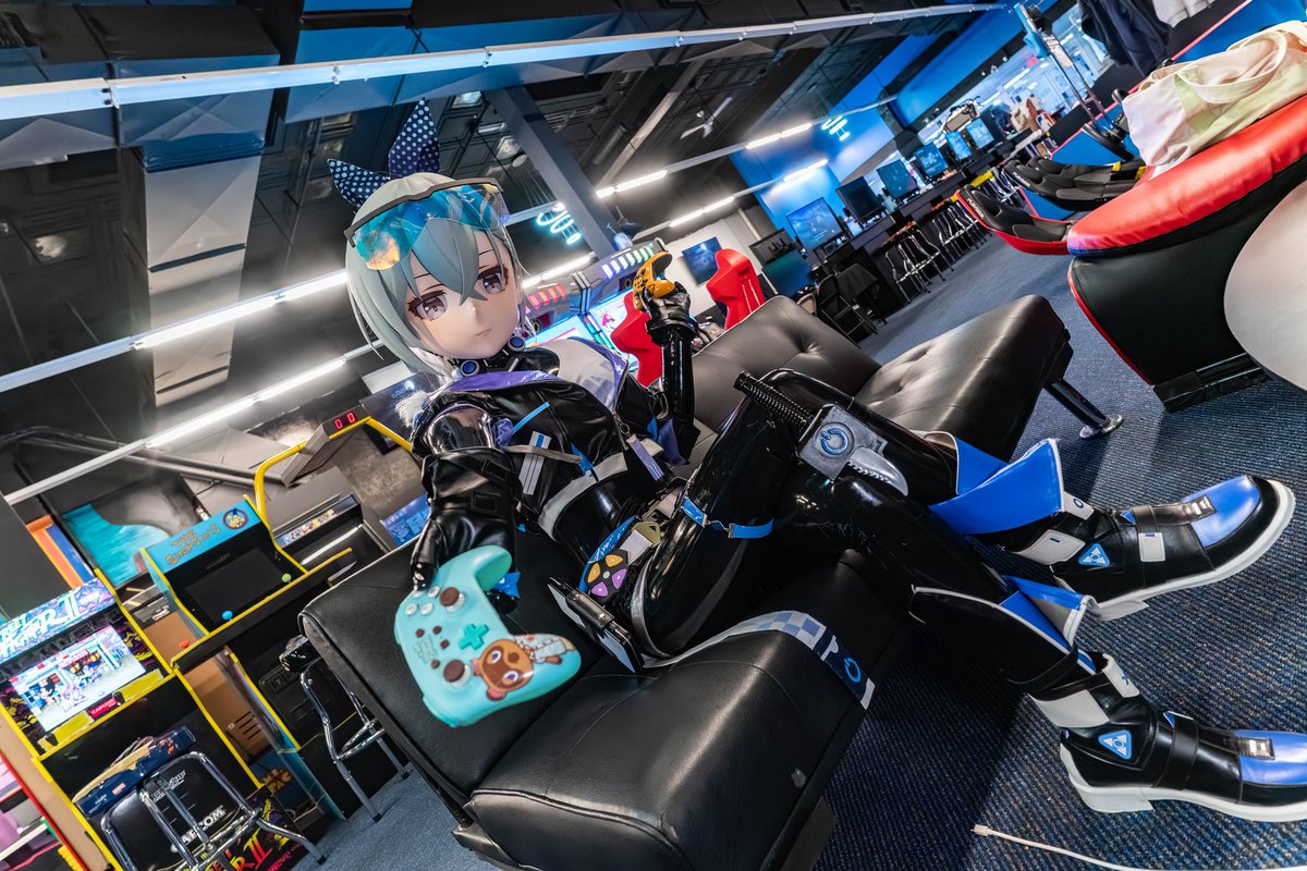 LearnedToad's tweet image. 新手任务开始前
“哟，要来一局吗？”

📷：@yayasisama 
🎨：@star_gaz0002 
🎭：@MoyuKig 

#kigurumi #cosplay #latex