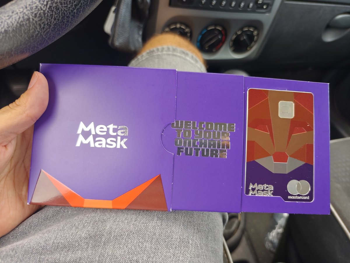 CriptosLive's tweet image. Del Reino Unido a Canarias. Hoy me llegó está maravilla de tarjeta metálica de @MetaMask , además sin retrasos. Muy contento con ese NFT que valdrá oro y va ligado a mí wallet. Se que el zorro se acordará de los primeros que apostamos por él.