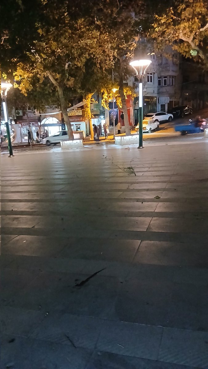 Bir köşe başında bekliyor sanki geçmişim…
yüzünü unutsam da duygusunu unutmuyorum 🌙🍁