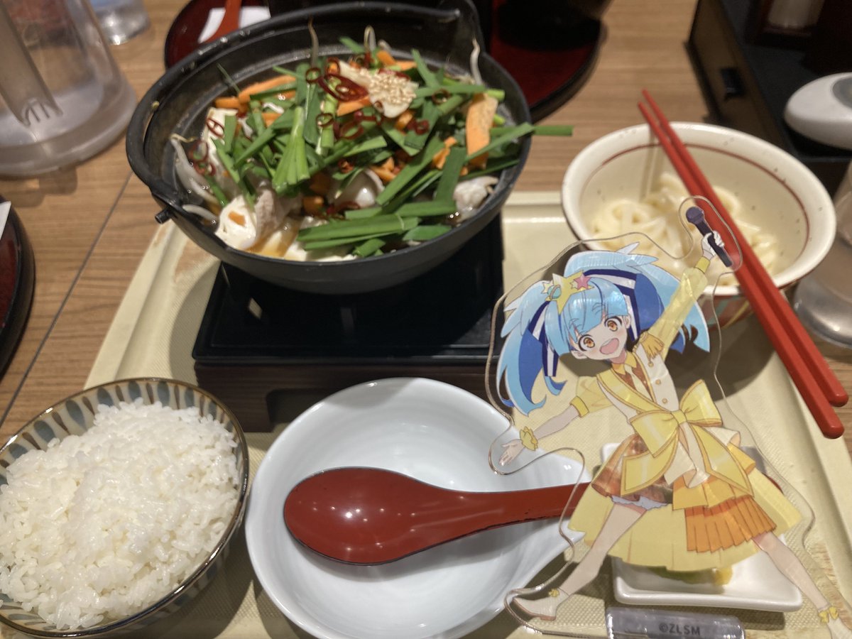 このリリィのアクスタ、ポーズがポーズなだけあって痛バの中で横転してても可愛いしジャーンて感じのポーズなんでご飯と撮影してもかわいいのでオススメ