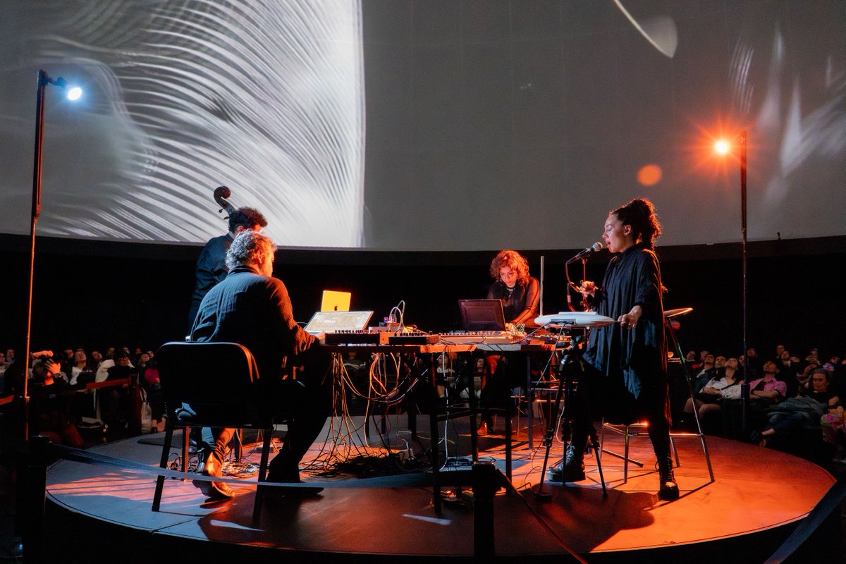 ArtesUniandes's tweet image. 🌊 52 Hz
Esta obra fue parte de las celebraciones de los 15 del colectivo La Quinta del Lobo liderado por nuestra profesora Carmen Gil. Una experiencia inmersiva que inauguró el Festival #RealMix 0.5 en el Domo del @planetariobta.

🌌 Inspirada en el canto de la ballena