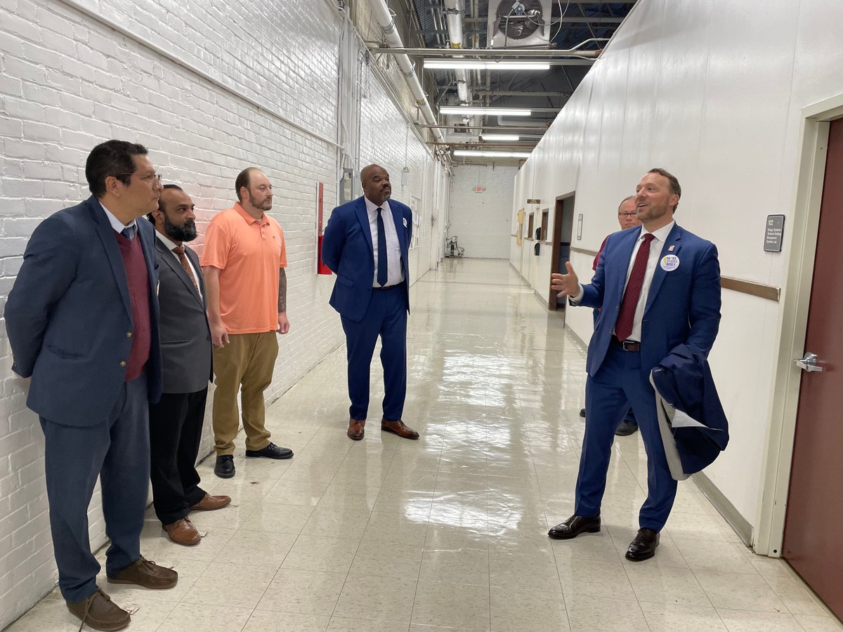 MassEducation's tweet image. We know #STEMStartsNow — and it never stops.
At @STCCSpringfield during #STEMWeek, we announced $1.5M in TRAIN grants to help 500+ adult learners gain hands-on STEM skills for good jobs in growing industries. STEM learning can happen anytime — we’re making now the time. 💡