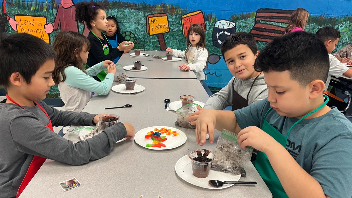 🧁Arts &amp; Eats is one of C.V. Starr’s many after school offerings.  Do you enjoy art? Do you enjoy yummy treats? Then Arts &amp; Eats is the club for you! In this club, students create fun artwork with favorite snacks. A bonus for parents, busing home is included. #BrewsterPride🐾