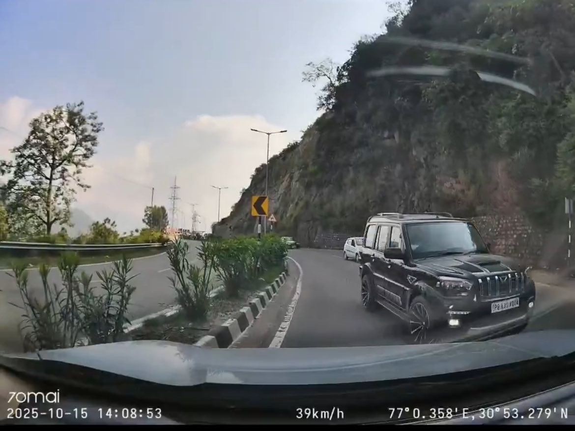 motordave2's tweet photo. #Kasauli 🚨 ⚠️ #GhatSection
Excellent Driving Disciplines on Ghat Sections by PB Regd Scorpio & DL Regd Hyundai i20.
Probably, Hyundai i20 ‘Phone a Friend’, Distracted Driving Skills…i20 rearends DC Car.
@DriveSmart_IN @dabir @SenseCivic77 @InfraEye @uneaz @Lutapi_ https://t.co/KHtYgaN4Wu