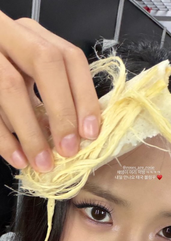 lvekjs_'s tweet image. jisoo poniendo que estaba comiendo cabello de rosé BYE ESTOY ESTALLADA JQKWJKS