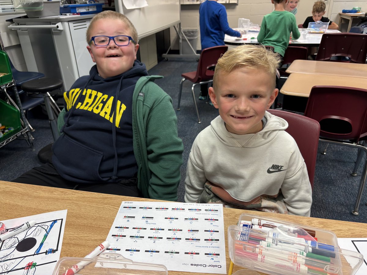 awlswa's tweet image. These computer scientists worked to code our Ozobot robots through a Fall themed maze they designed! @OSLN #DesignChallenge #STEAM
