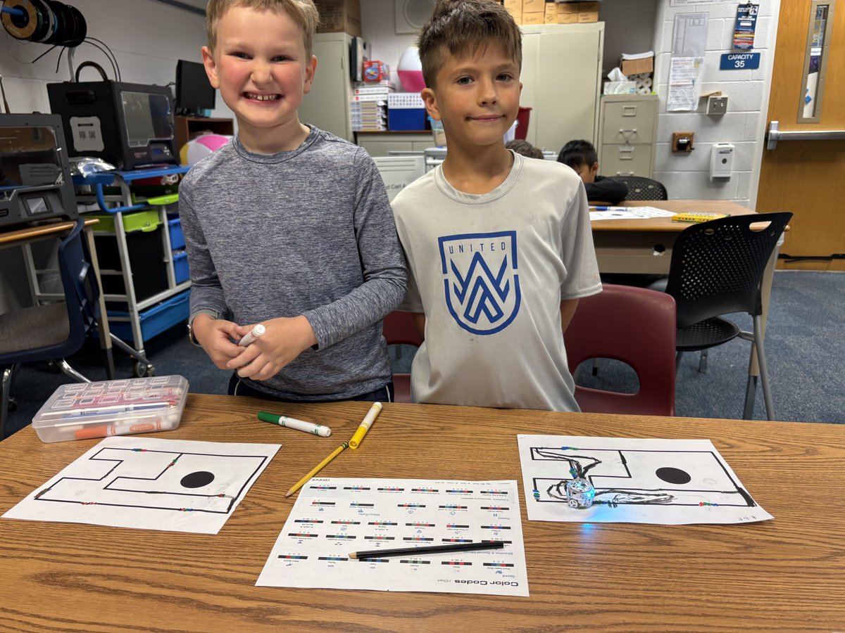 awlswa's tweet image. These computer scientists worked to code our Ozobot robots through a Fall themed maze they designed! @OSLN #DesignChallenge #STEAM