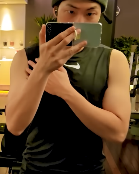 Joon0912JUN's tweet photo. Can I have a ch3st mvscles squeeze? Please...๐ฅบ๐ฅบ
source: RM Vlog/https://t.co/sysRxln6Dr
#RMVlog #RMofBTS #Namjoon #้ๅไฟ #์์ #๊น๋จ์ค https://t.co/3lYmpZlp3Z