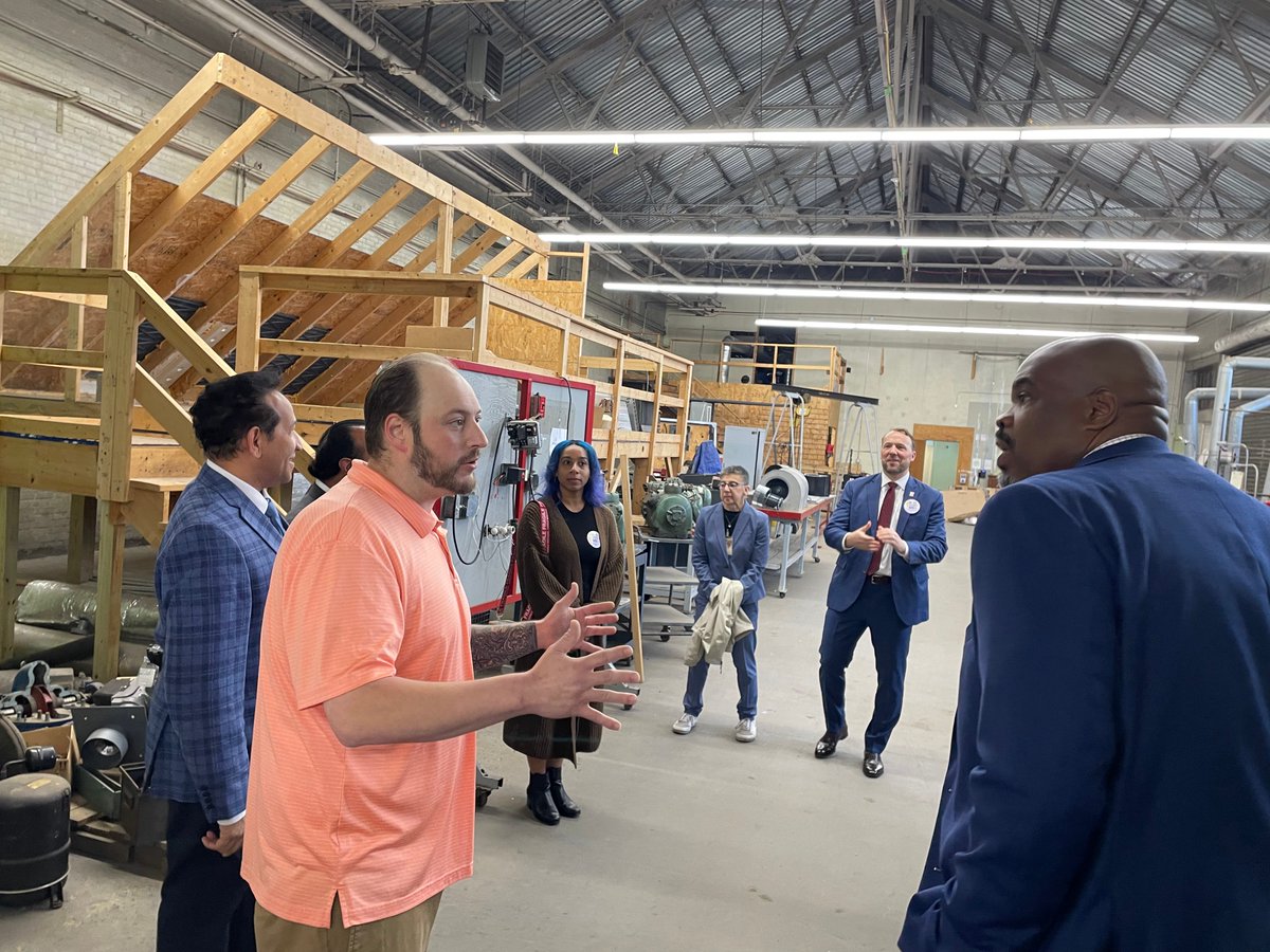 MassEducation's tweet image. We know #STEMStartsNow — and it never stops.
At @STCCSpringfield during #STEMWeek, we announced $1.5M in TRAIN grants to help 500+ adult learners gain hands-on STEM skills for good jobs in growing industries. STEM learning can happen anytime — we’re making now the time. 💡