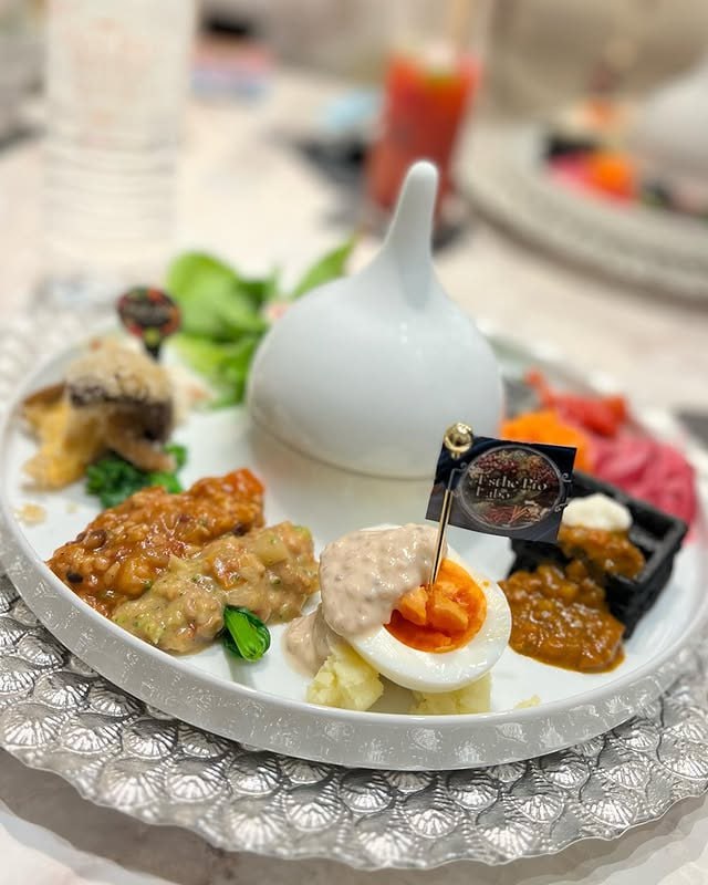 DanielDemarch's tweet image. Caught in the act of sweet temptation 😋🍧