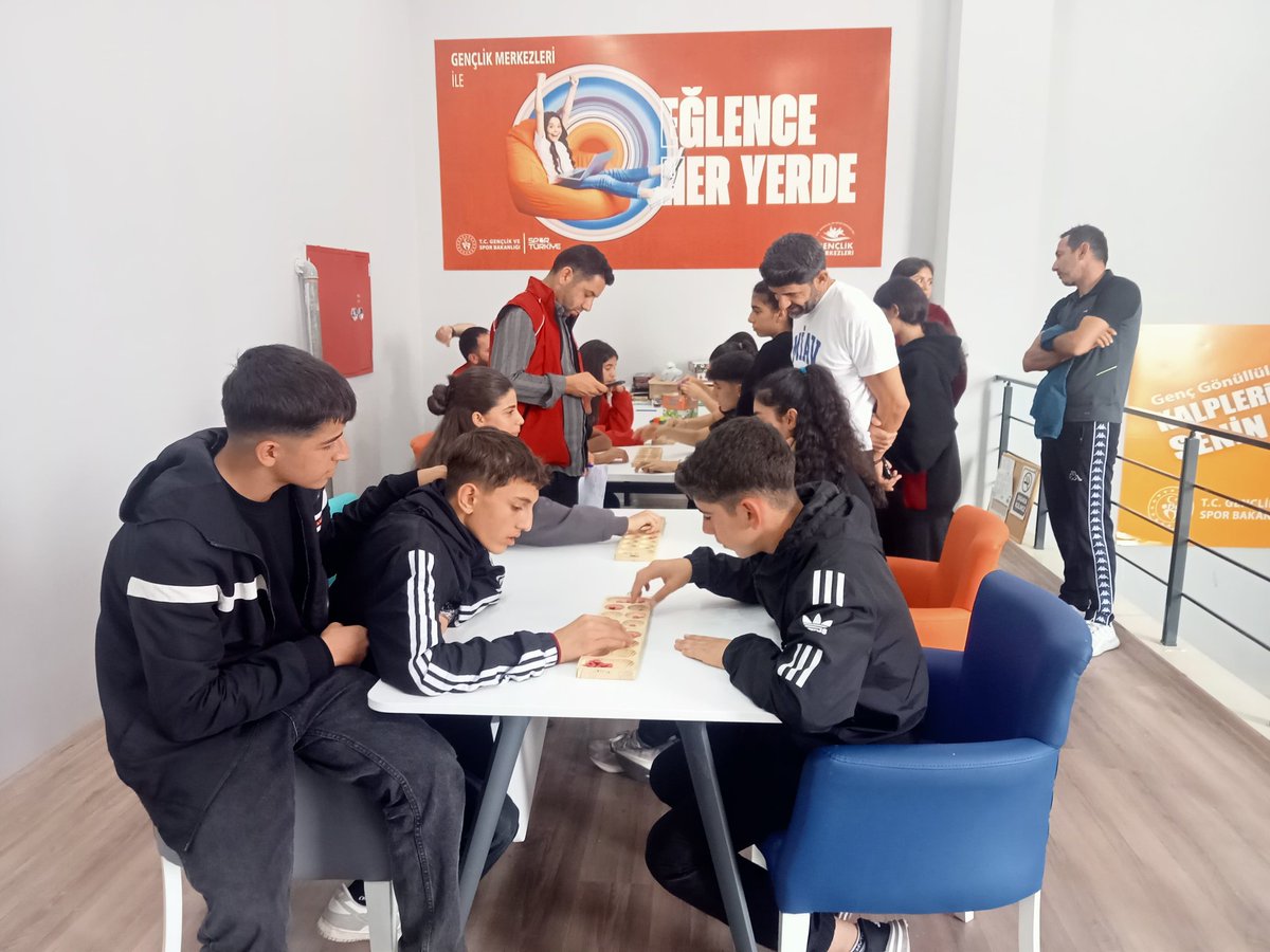 GSB_DerikGM's tweet photo. 29 Ekim Cumhuriyet Bayramı etkinlikleri kapsamında Gençlik Merkezimizde gençler arasında Mangala Turnuvası düzenledik. Etkinliğimize katılan tüm gençlerimize teşekkür ediyor, Cumhuriyet Bayramımızı coşkuyla kutluyoruz🇹🇷

@OA_BAK
@gencliksporbak https://t.co/ucVEcYLvIJ