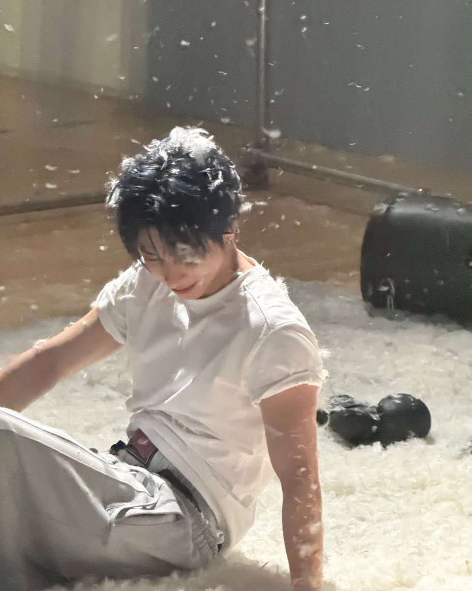 태현이가 9월에 디엠으로 스포(?)한 tmi ㅎㅎ 깃털 먹을뻔한 촬영이 이거였나봐.

웃는 게 너무 해사해서 
아름다워요 태현🥹