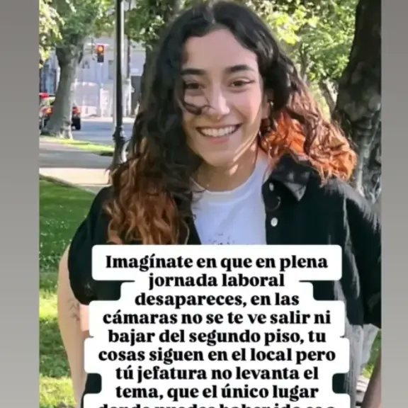 agenciaunochile's tweet image. Hilda, una joven de 21 años, trabajadora de McDonald’s en calle República, región Metropolitana, desapareció el 22 de octubre durante su jornada laboral. Habría subido a la azotea del local y no regresó; sus pertenencias quedaron en la oficina. Su cuerpo fue encontrado al día…