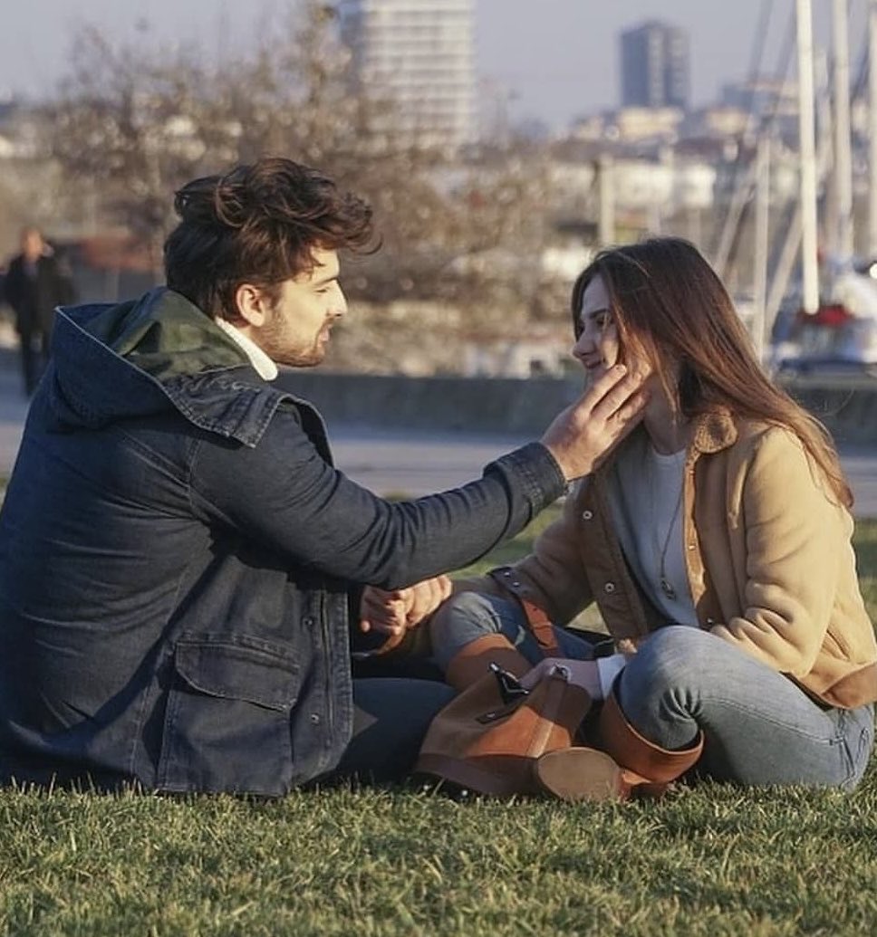 عشقت روحگ قبل أعشق تفاصـيلگ
وإللي عشق روح مـا ينشد عن الباقي