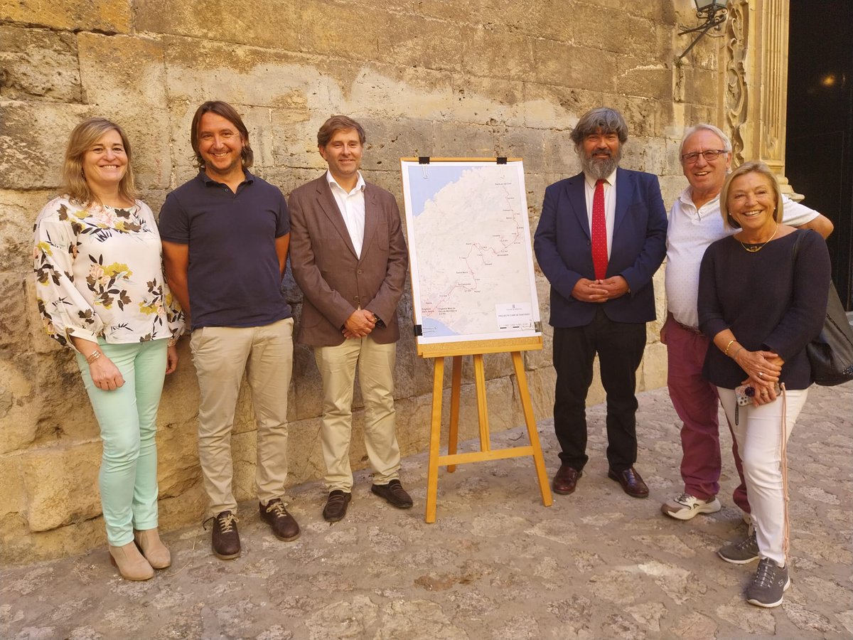 Jaume Ferriol i Neus Serra, president i secretària general de la #Felib, han assistit a la presentació del #ConsellDeMallorca del traçat de la nova ruta senderista del Camí de Santiago des de Mallorca. Una ruta de 67 km., que passarà per deu municipis de Mallorca.