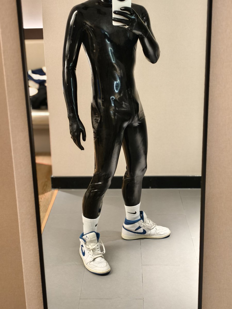 出门！
#latex #胶衣 #白袜