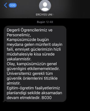 zeyyerinde1's tweet photo. 🔴 #ErciyesÜniversitesi yönetimi bu cinayetin sorumluluğundan kaçamaz!

Bir kadın sabah dersine girmek için üniversiteye geldi…
Elinde çantası, içinde kitapları, aklında üç çocuğu vardı.
Ama o kapıdan yalnız girmedi  katili de o kampüse silahıyla birlikte girdi.
Ve kimse durdurmadı.

O silah o kapıdan nasıl geçti?
O güvenlik noktasından kim göz yumdu?
Bir kadın kampüsün ortasında pompalı tüfekle vurulurken neden kimse müdahale edemedi?

Meliha Keskin, Erciyes Üniversitesi Türk Halkbilimi son sınıf öğrencisiydi.
Sabah dersine girmek için geldiği fakültenin önünde, boşandığı erkek tarafından vurularak katledildi.
39 yaşındaydı, üç çocuğu vardı.
Ve rektörlük, bu vahşeti “münferit olay” diyerek geçiştirdi.

Ama bu bir “münferit olay” değil!
Bu, kadınların hayatını korumak yerine “itibarını korumayı” seçen kurumların utancıdır.
Bir kadın öldürüldü, bir üniversite sustu.

Biz susmayacağız.
Meliha’nın çantası yerde kaldı, ama hesabı yerde kalmayacak.

#KadınCinayetleriPolitiktir 
#MelihaKeskin
