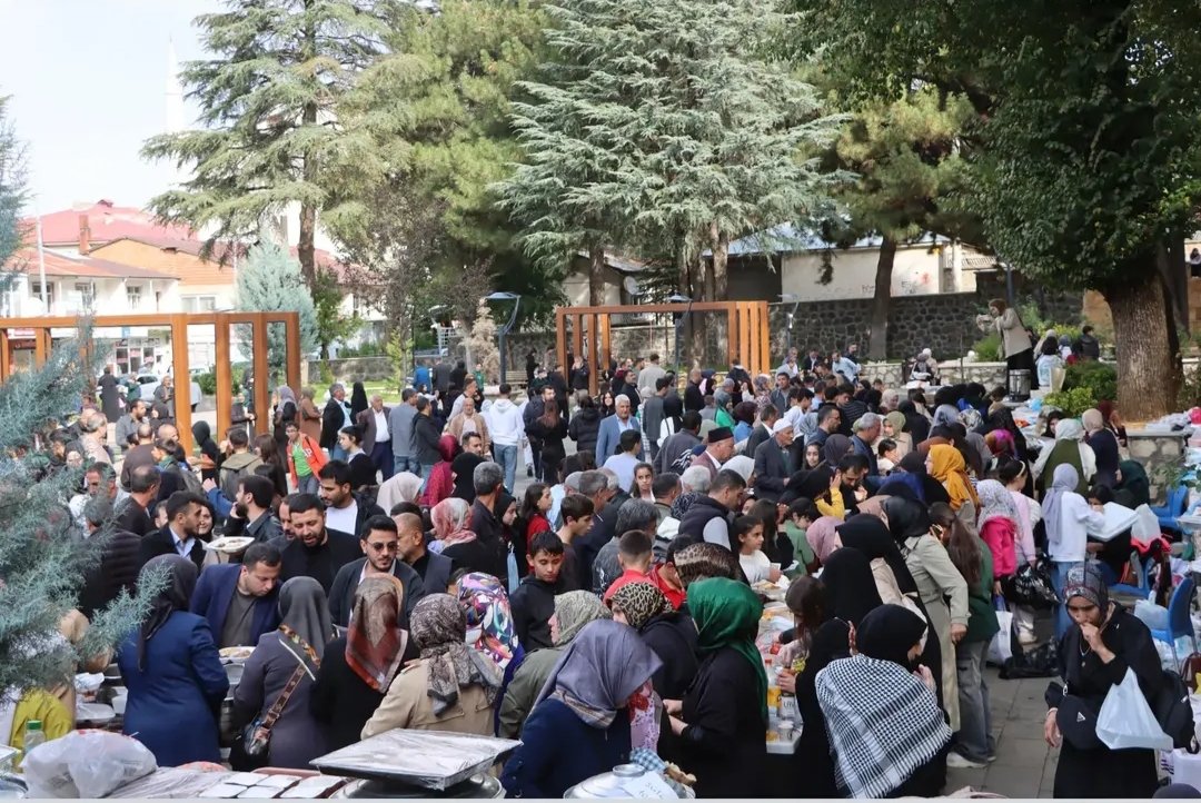 Genç
Kadın Kolları Başkanımız <a href="/seyhandogaann/">Seyhan Doğan</a> ve yönetim kurulu üyelerimizle birlikte, Genç İlçe Müftülüğü tarafından düzenlenen Gazze'ye yardım kermesinde yer aldık.
Mazlum Filistin halkının yanında olmaya devam edeceğiz. 🇵🇸