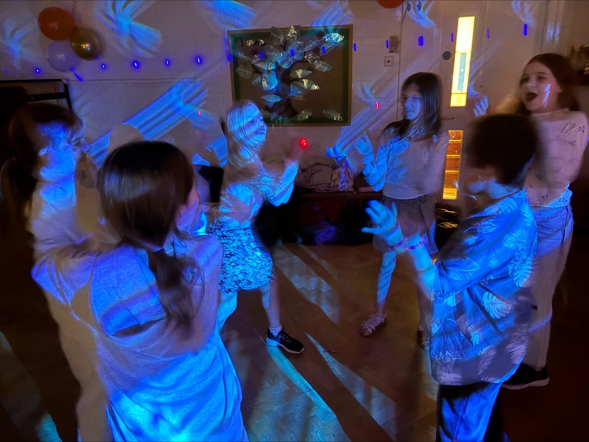 ManorDidcot's tweet image. Disco lights, autumn vibes, and plenty of happy faces at Manor Primary School! 🍁🕺 The children had an incredible time at our Autumn Disco last week! 🎶✨