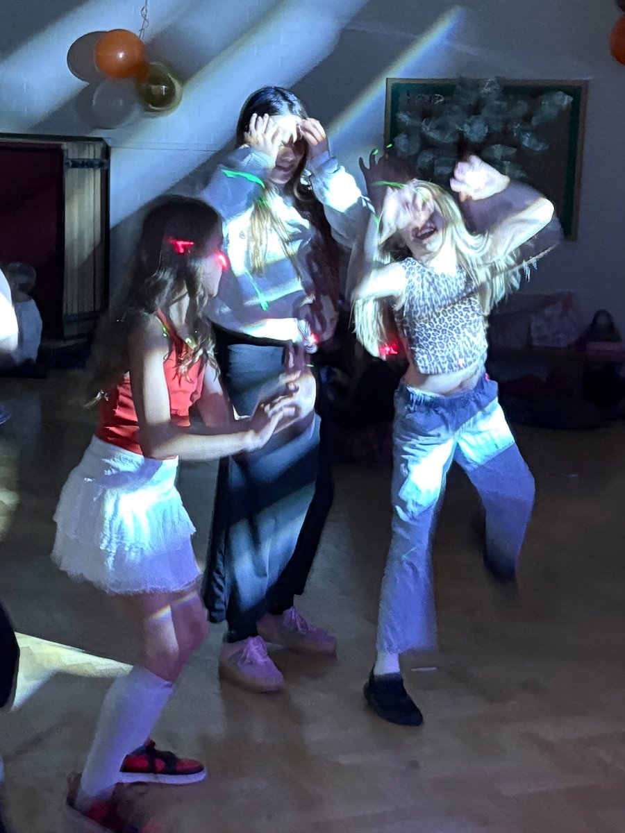 ManorDidcot's tweet image. Disco lights, autumn vibes, and plenty of happy faces at Manor Primary School! 🍁🕺 The children had an incredible time at our Autumn Disco last week! 🎶✨