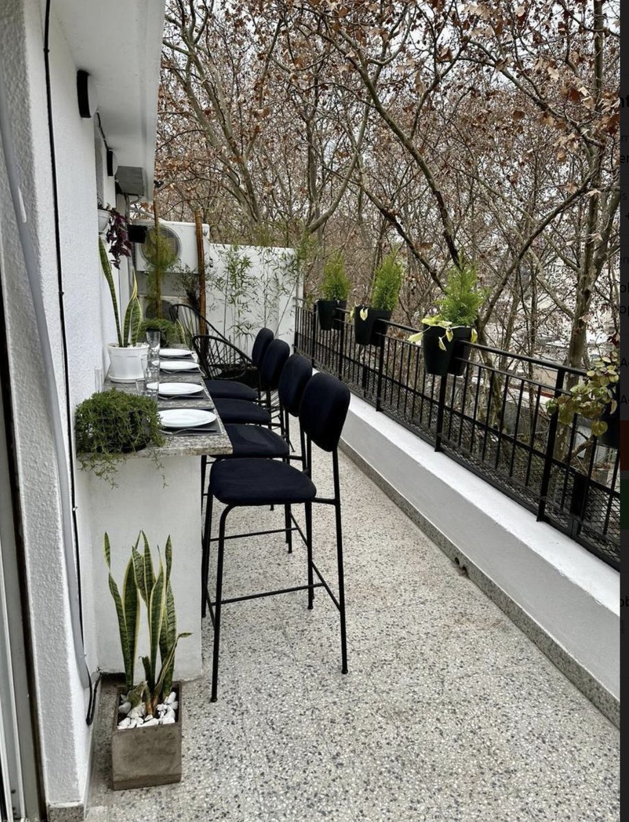 sigo mirando deptos, lo más divertido es imaginarme las personalidades de los propietarios actuales, estos por ejemplo están obsesionados con solo comer o trabajar en mesas que flotan. ninguna de sus mesas tienen patas, capaz es una fobia?