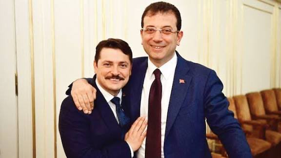 Berhan Şimşek dahil CHP’lileri ihraç eden pek Yüksek Disiplin Kurulu başkanı, ahtapot Ekrem’in özel kalemliğini yapan, para kuleleri balyalarını avukat ofisinde tutan, İBB yolsuzluk soruşturmasından hakkında fezleke bulunan dokunulmazlıkla koruma sağlanan Turan Taşkın Özer😂