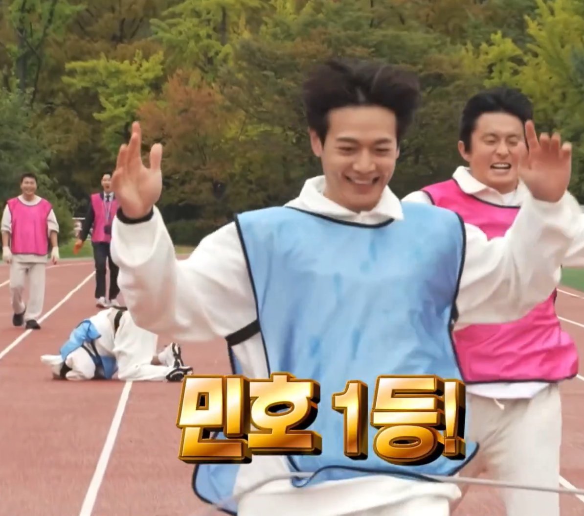 im crying there's always someone fell in the background when minho was running adjskhsd