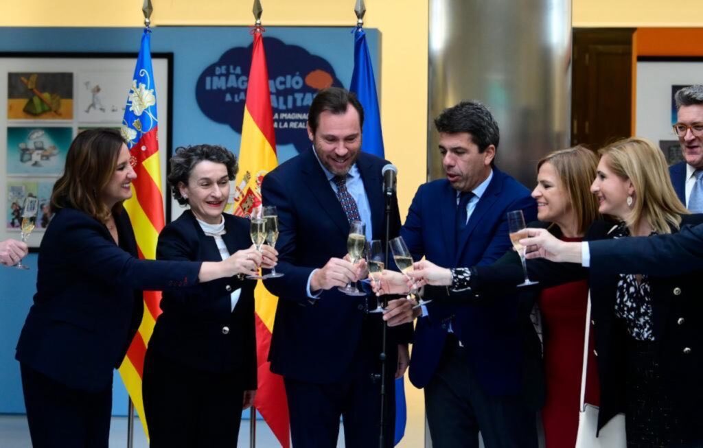 NandoDura's tweet photo. Pilar jo què sé, fes el favor ja, que esteu jugant en el futur de l'albufera i el que per un costat doneu per l'altre el lleveu, aneu a pastar uns i altres. https://t.co/YPCGKHEpfW