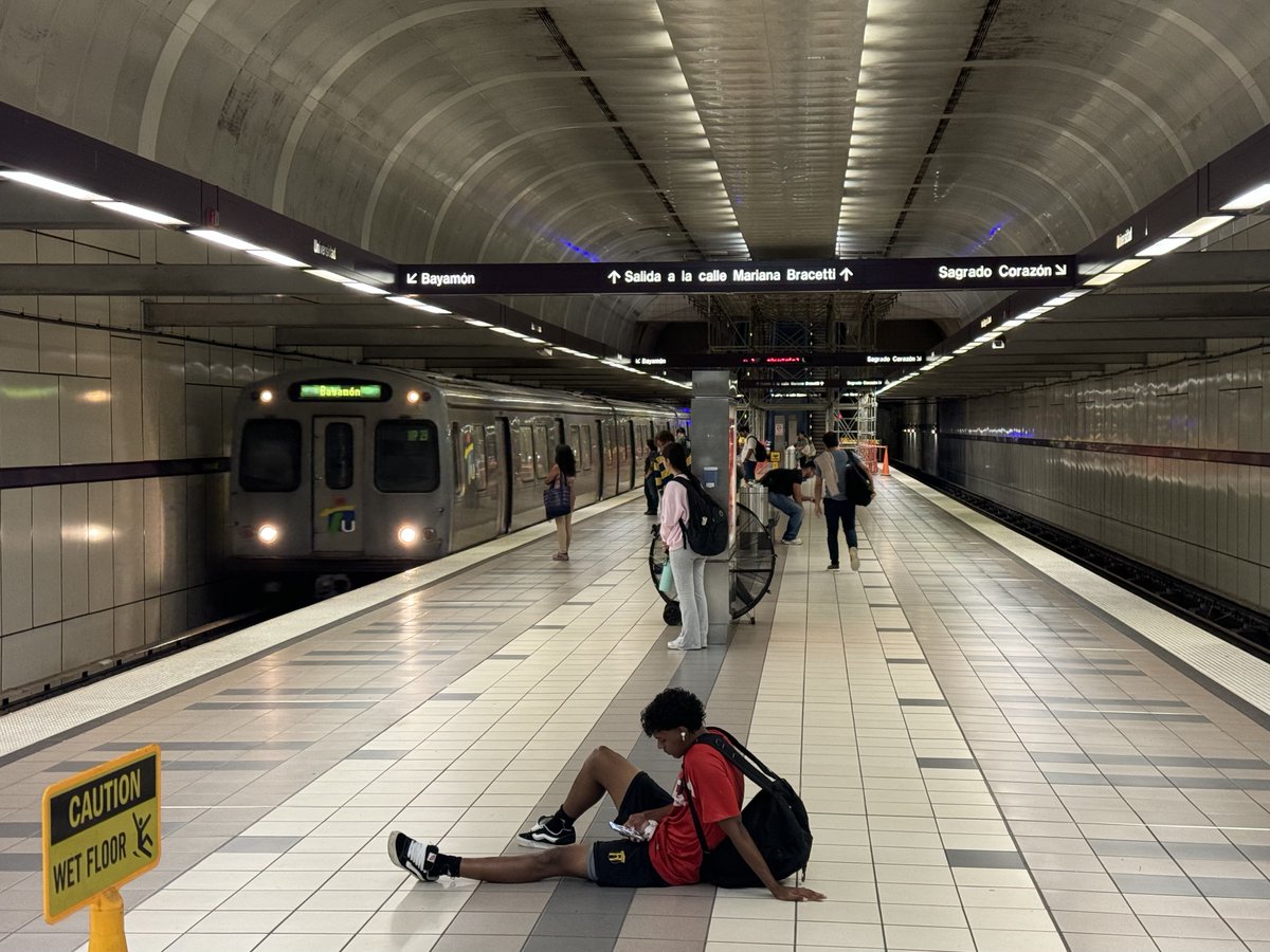 El Tren Urbano fue diseñado para que no tengas que esperar más de 4 minutos para el próximo tren. Cuando obligan a las personas a esperar más de 10 minutos toca añadir áreas de sentarse; pero sería mejor poner el tren a correr cada 4 minutos todo el día (sin cambio de hora pico).