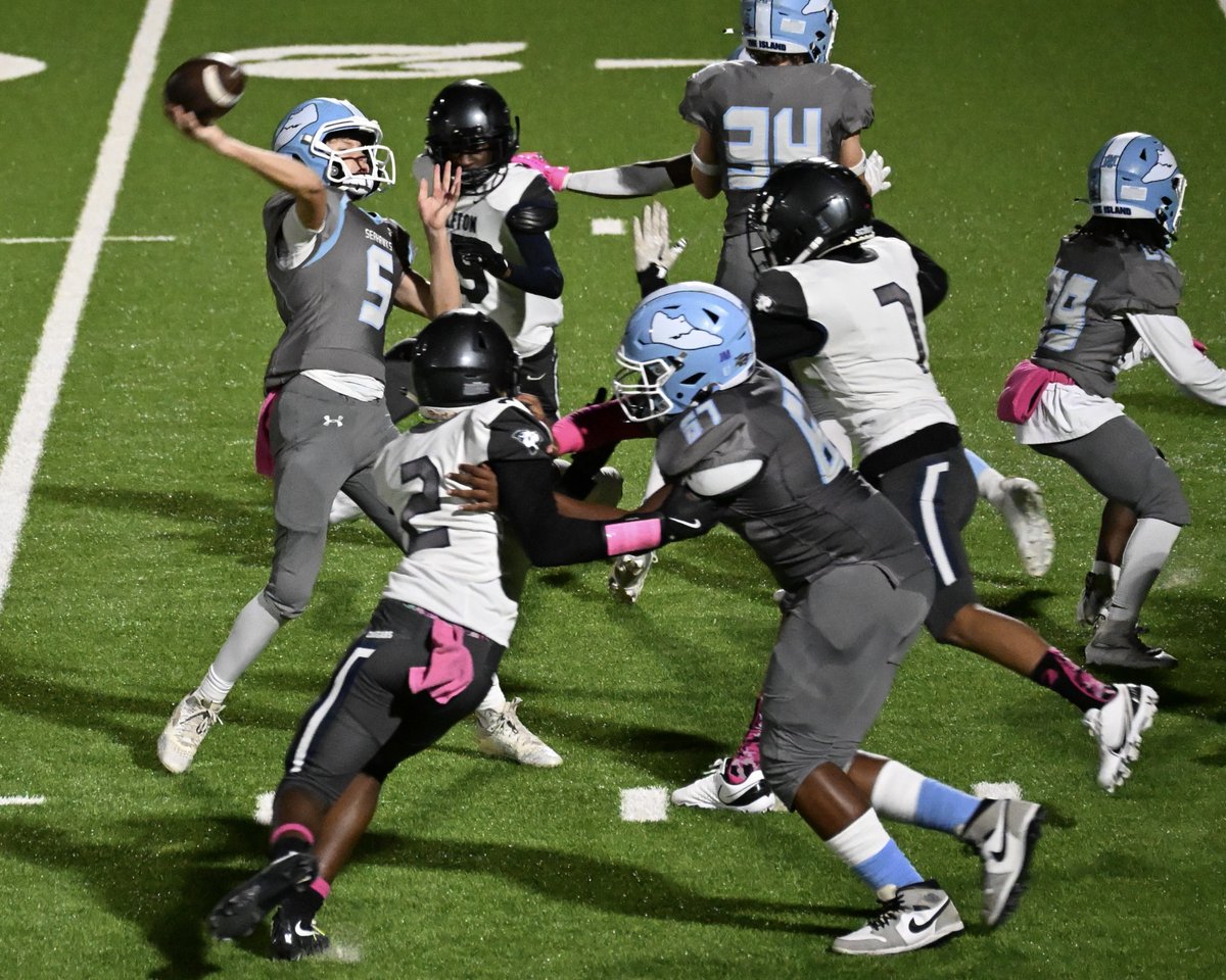 HS Football is a huge time commitment &amp; I'm blessed to coach &amp; be around my boys. The downside is they tend to get a lot of corrections, not praise. Well today I am going to be dad &amp; express how proud I am of this kid. <a href="/AWiedQB1/">Austin Wiedemann</a> showed tremendous courage &amp; poise last night! ❤️💪