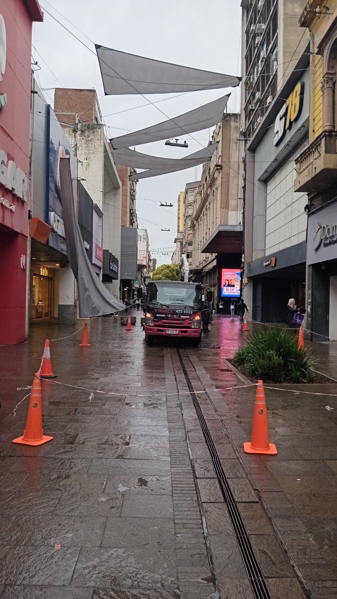 ilkadelavezzi's tweet photo. De nuevo un paño de media sombra desprendido en Peatonal Córdoba entre Sarmiento y Mitre. Grúa, conos, molestia para transeúntes y comerciantes.
Pero cuidado: mañana hay Noche de Peatonales, inauguración de las obras en Pasaje Juramento, etc.
300 años de fugacidad. https://t.co/FGGKNvukJ9