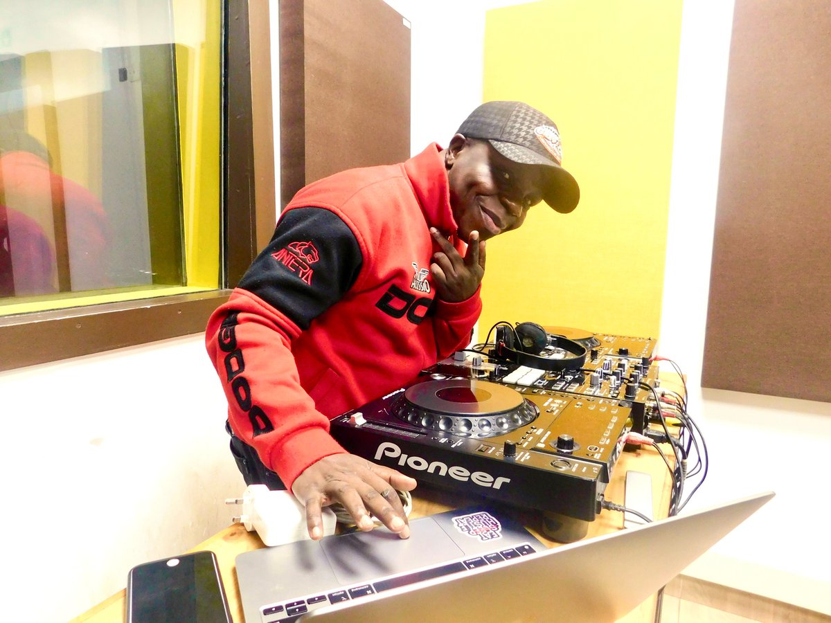 Pump Up the volume 📻 
<a href="/CharraDeejay/">Deejay Charra</a> ako ma-area ku mash up hadi ngware ndani ya #JAHFLIGHT ✈️
Inakubambia piwa ? Jiwachilie #JAHMROCKDOBA