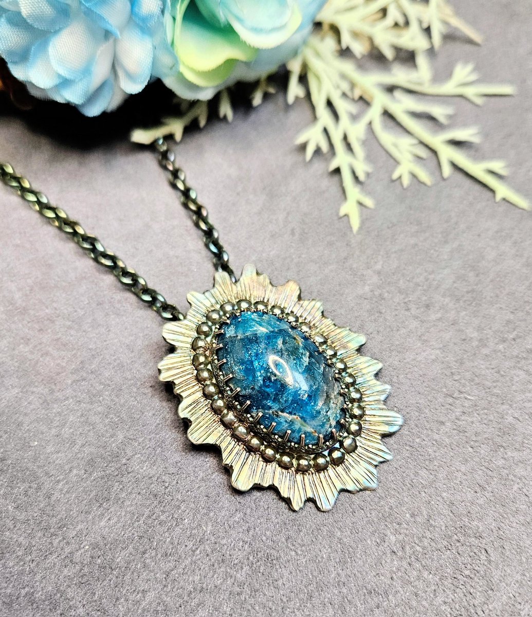 整理東西時看到以前的作品
這顆磷灰石全是裂痕和結晶的痕跡，但是我卻覺得好好看好喜歡
用海洋的概念做了一顆墜子，整體有4公分長，滿大一個，比較像以前我在美國時的美國風格☺️