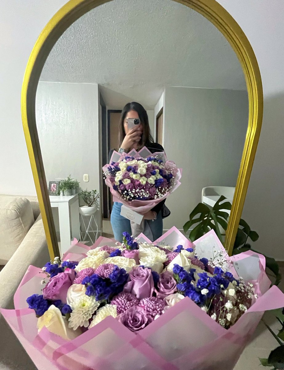 Mi novio me regaló mis flores favoritas, y las escogió moradas porque sabe que amo ese color 😭💜