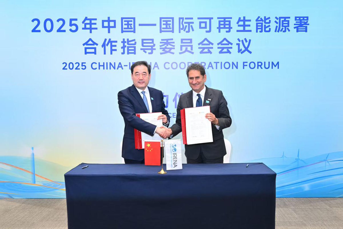 flacamera's tweet image. Delighted to meet w/ Administrator WANG Hongzhi of China’s NEA during the #Suzhou Forum.  

The @IRENA-#China cooperation is flourishing &amp;amp; we will jointly work on the environmental impacts &amp;amp; benefits of #solarPV to drive the energy tech development globally.