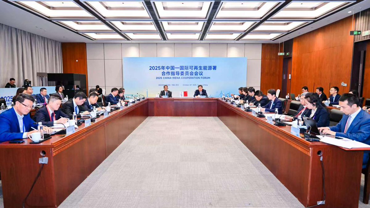 flacamera's tweet image. Delighted to meet w/ Administrator WANG Hongzhi of China’s NEA during the #Suzhou Forum.  

The @IRENA-#China cooperation is flourishing &amp;amp; we will jointly work on the environmental impacts &amp;amp; benefits of #solarPV to drive the energy tech development globally.