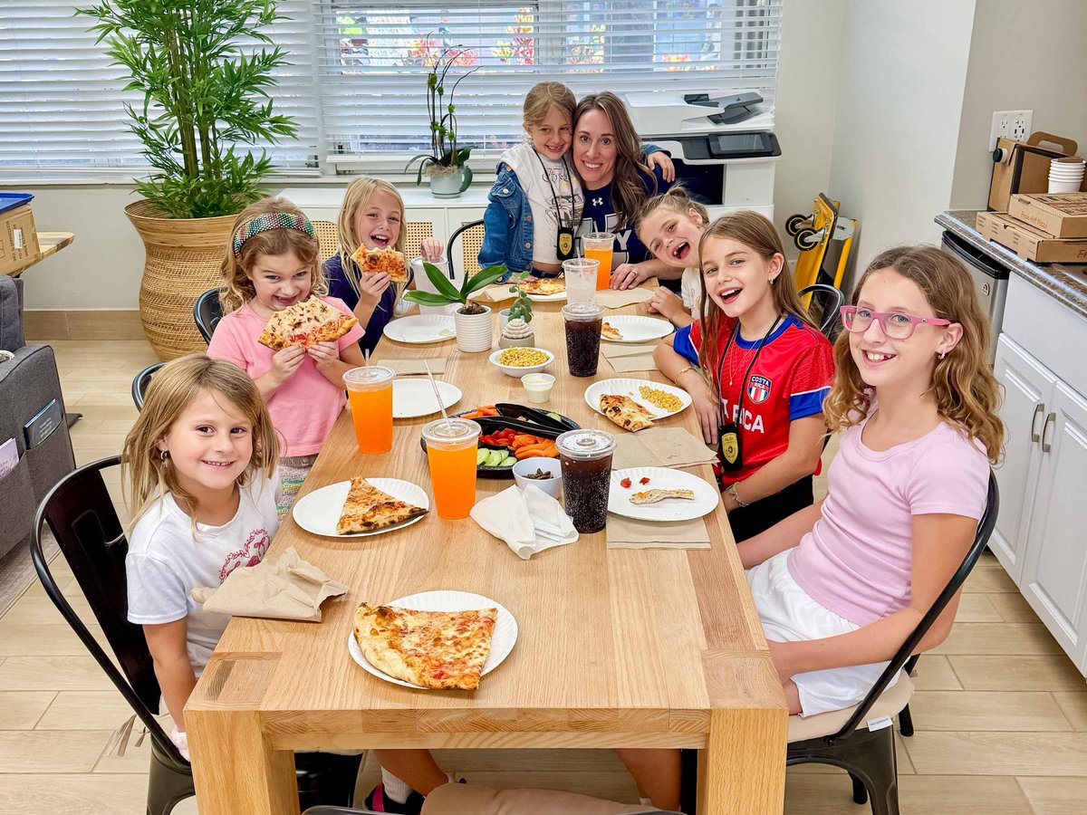 UnityDelray's tweet image. The Leibovich family took over the Head of School Office this week! 💛🐎 Tours, lunch, photos, bracelet making &amp;amp; an ice cream party made it a day full of fun and memories! ✨ #UnitySchoolFL #MustangPride #CommUNITY