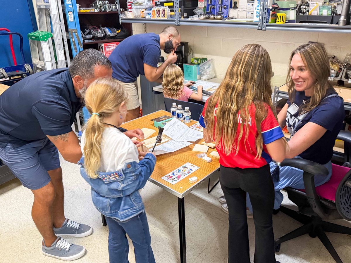 UnityDelray's tweet image. The Leibovich family took over the Head of School Office this week! 💛🐎 Tours, lunch, photos, bracelet making &amp;amp; an ice cream party made it a day full of fun and memories! ✨ #UnitySchoolFL #MustangPride #CommUNITY