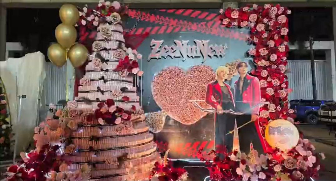 newfrvr's tweet image. Omg it's here!!!!
The big Money cake worth 600,000 thb😍💸
#ZeeNuNewCrazyInLoveConcert #ZeeNuNew #NuNew #ZeePruk
Cr.logo