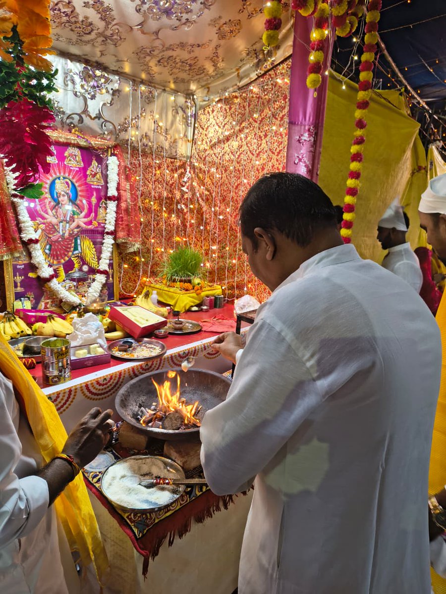 chanderpalbjp's tweet photo. आज सेंट्रल मार्केट मदनगीर में शीतला माता मंदिर समिति की ओर से माता रानी के भव्य जागरण का आयोजन किया गया, जिसमें अतिथि के रूप में जाकर माता रानी का आशीर्वाद प्राप्त कर समिति का अभिनन्दन स्वीकार किया। इस अवसर पर समिति के सभी सदस्य गण व भक्तगण उपस्थित रहे। https://t.co/hUmEKR2NGC