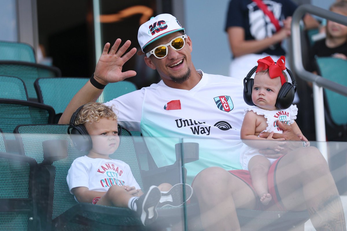 <a href="/itsJasmin49/">it's Jasmin🏈</a> This is the guy you’re hating on?

No allegations 
No scandals 
No arrests 
No drama 
Just some damn good football!