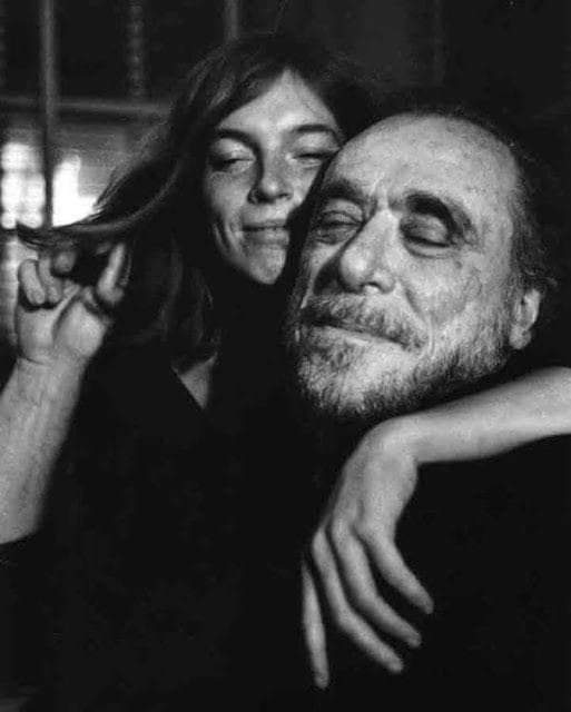 “Seni gece 2’de yalnızken özleyen değil; seni öğleden sonra 3’te arkadaşlarıyla kahkahalar içindeyken durup ‘Keşke burada olsaydı’ diye düşünen kişidir.” Görsel: Charles Bukowski.