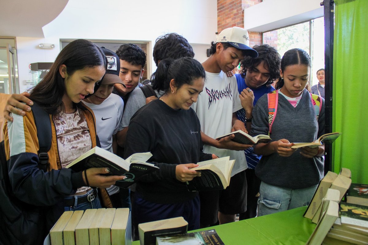 UIS_Barbosa's tweet image. 📚💚En la Exhibición bibliográfica, los estudiantes exploraron sus sagas favoritas y aprendieron pautas esenciales para conservar los libros, esos tesoros que guardan nuestra memoria y creatividad.
#UISenlaProvincia #UISCultural