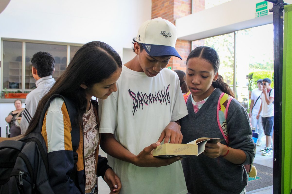 UIS_Barbosa's tweet image. 📚💚En la Exhibición bibliográfica, los estudiantes exploraron sus sagas favoritas y aprendieron pautas esenciales para conservar los libros, esos tesoros que guardan nuestra memoria y creatividad.
#UISenlaProvincia #UISCultural
