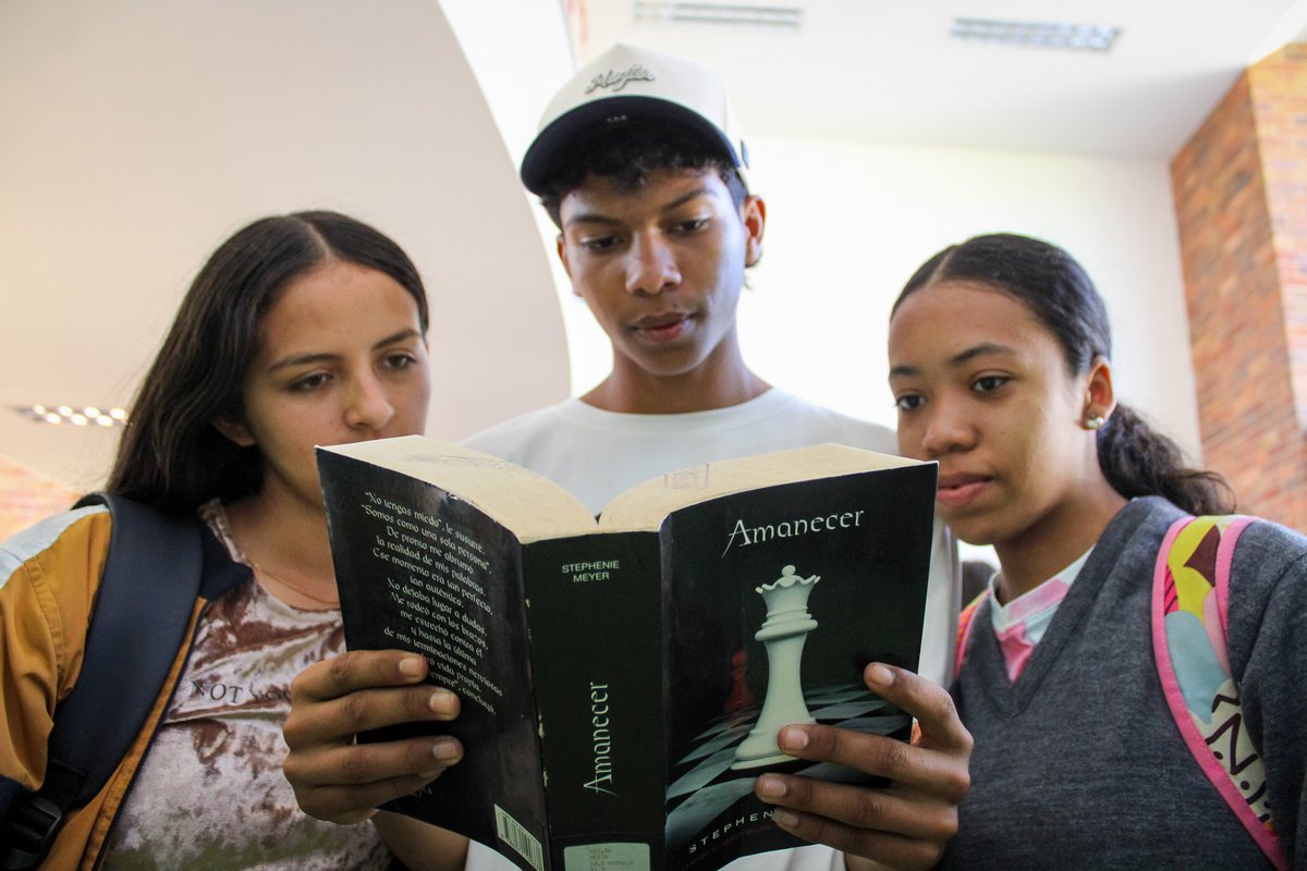 UIS_Barbosa's tweet image. 📚💚En la Exhibición bibliográfica, los estudiantes exploraron sus sagas favoritas y aprendieron pautas esenciales para conservar los libros, esos tesoros que guardan nuestra memoria y creatividad.
#UISenlaProvincia #UISCultural